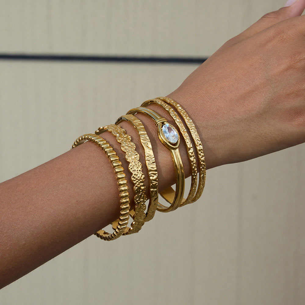 Damen Offenes Armband mit kunstvollem Strukturdesign aus hochwertigem Edelstahl Shop Nory