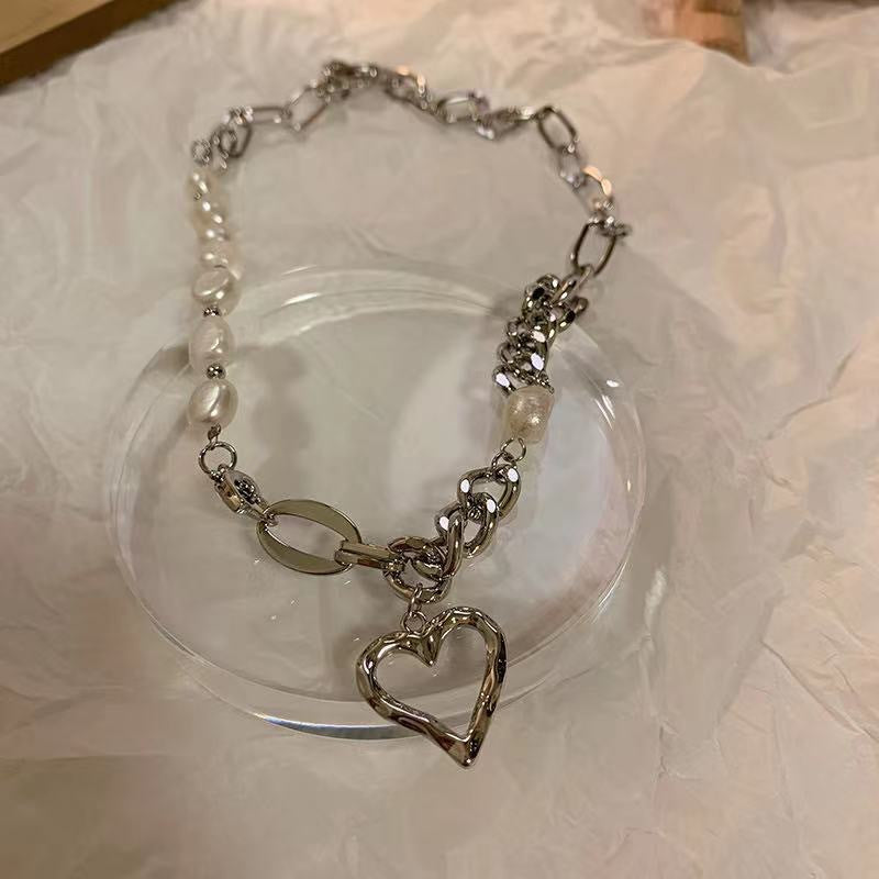 Damen Halskette mit charmantem Herzanhänger und eleganten Perlenakzenten Shop Nory