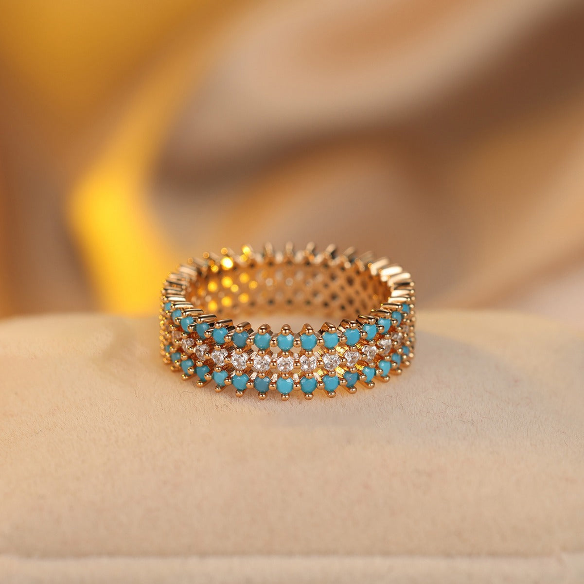 Damen Ring mit funkelnden aquamarinen und glitzernden Zirkonia-Details Shop Nory