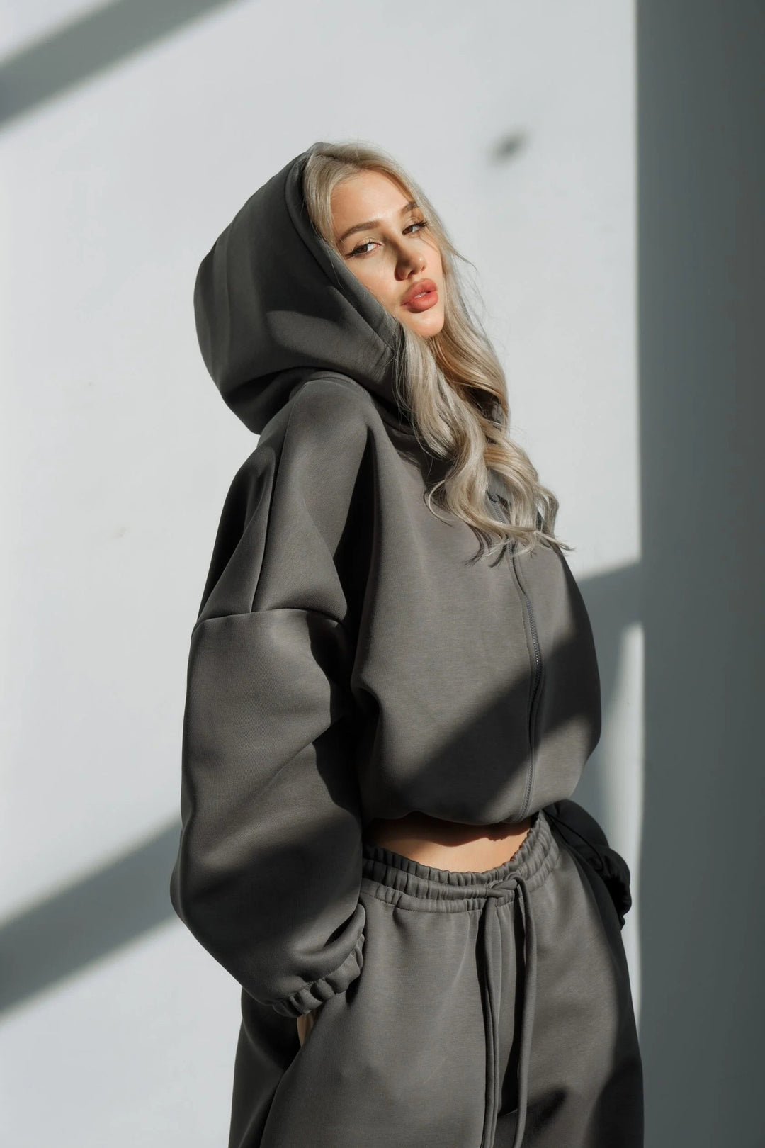 Damen gekürztes Scuba-Hoodie mit oversized Kapuze und elastischer High‑Waist Jogginghose Shop Nory