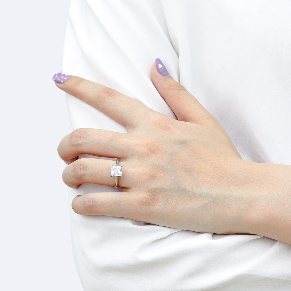 Damen Verlobungsring mit kunstvollem, verwundenem Design und funkelnden Zirkonia Shop Nory