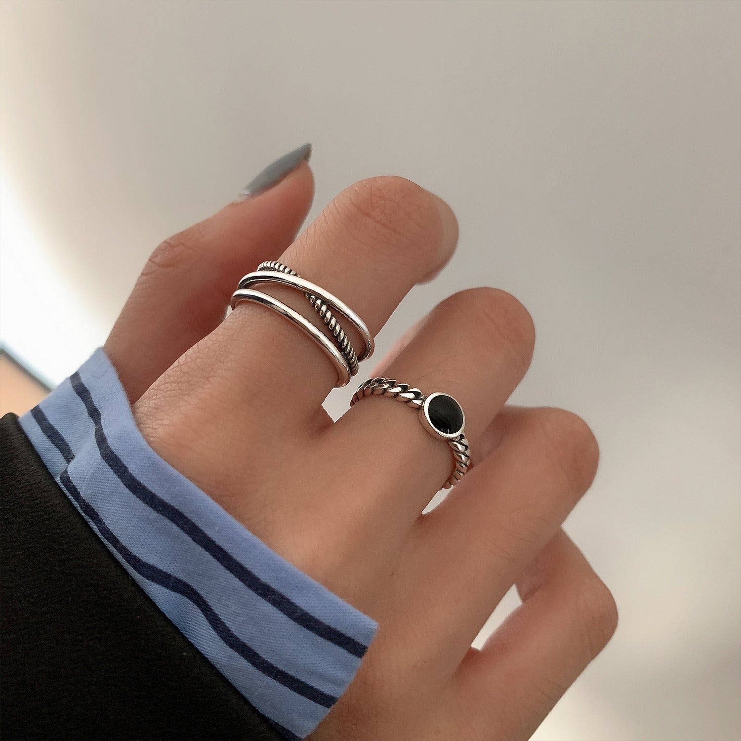Damenring mit elegantem geflochtenem Design und funkelndem Stein Shop Nory