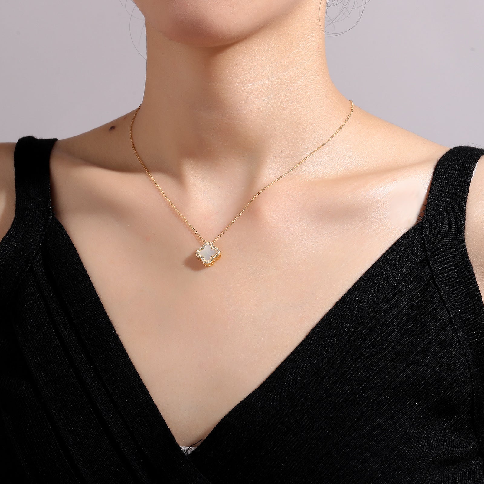Damen elegante Halskette mit filigranem Blütenanhänger und funkelnden Zirkonia Shop Nory