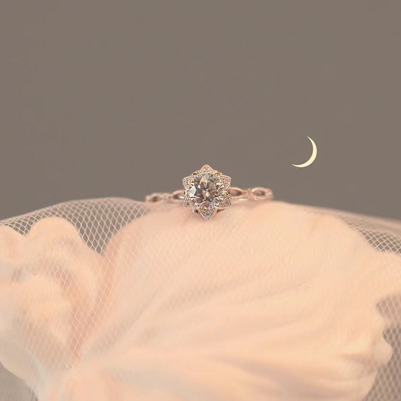 Damen eleganter Ring mit filigranem Design und funkelndem Hauptstein Shop Nory
