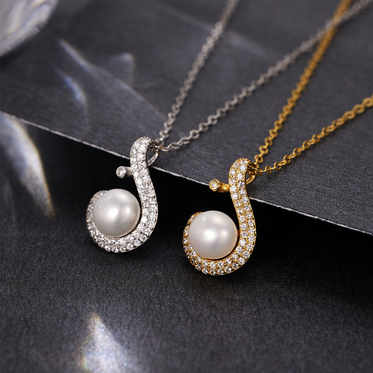 Damen Halskette mit elegantem geschwungenen Anhänger und Perle Shop Nory