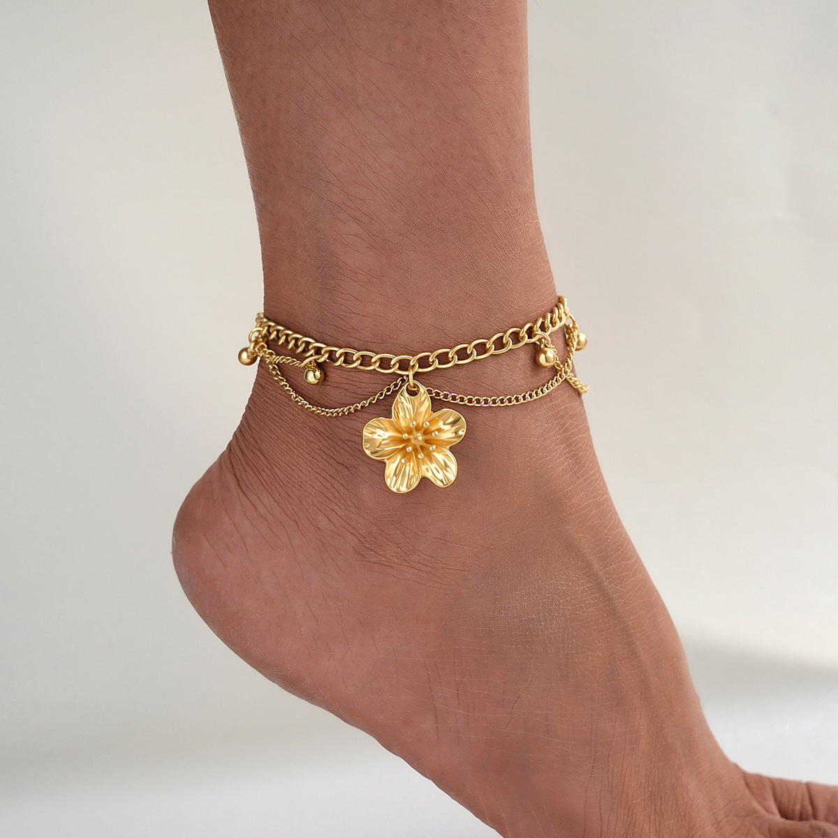 Damen Fußkettchen mit kunstvollem Blütenanhänger und eleganten Kettendetails Shop Nory