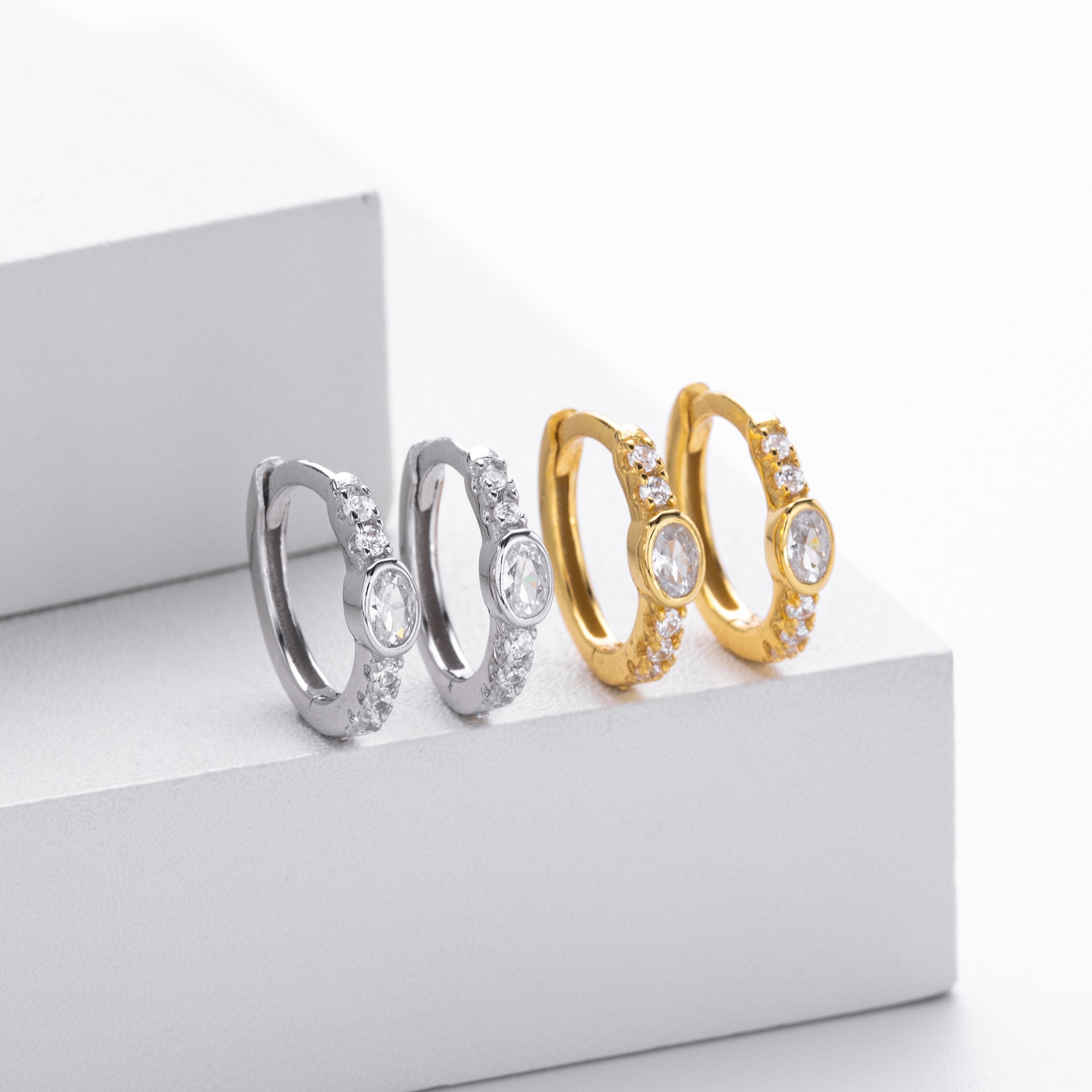 Damen Creolen mit funkelndem Zirkonbesatz aus hochwertigem 925 Sterling Silber Shop Nory