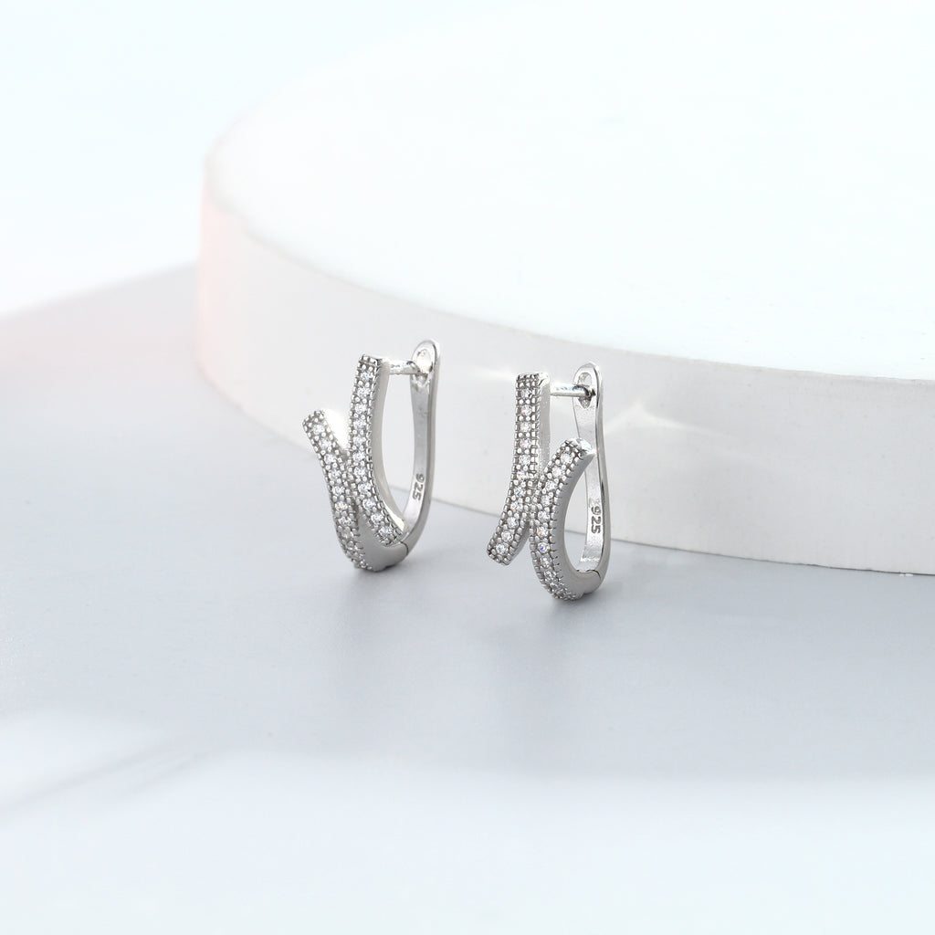 Damen Creolen mit elegantem Zirkonbesatz und modernem geschwungenem Design Shop Nory
