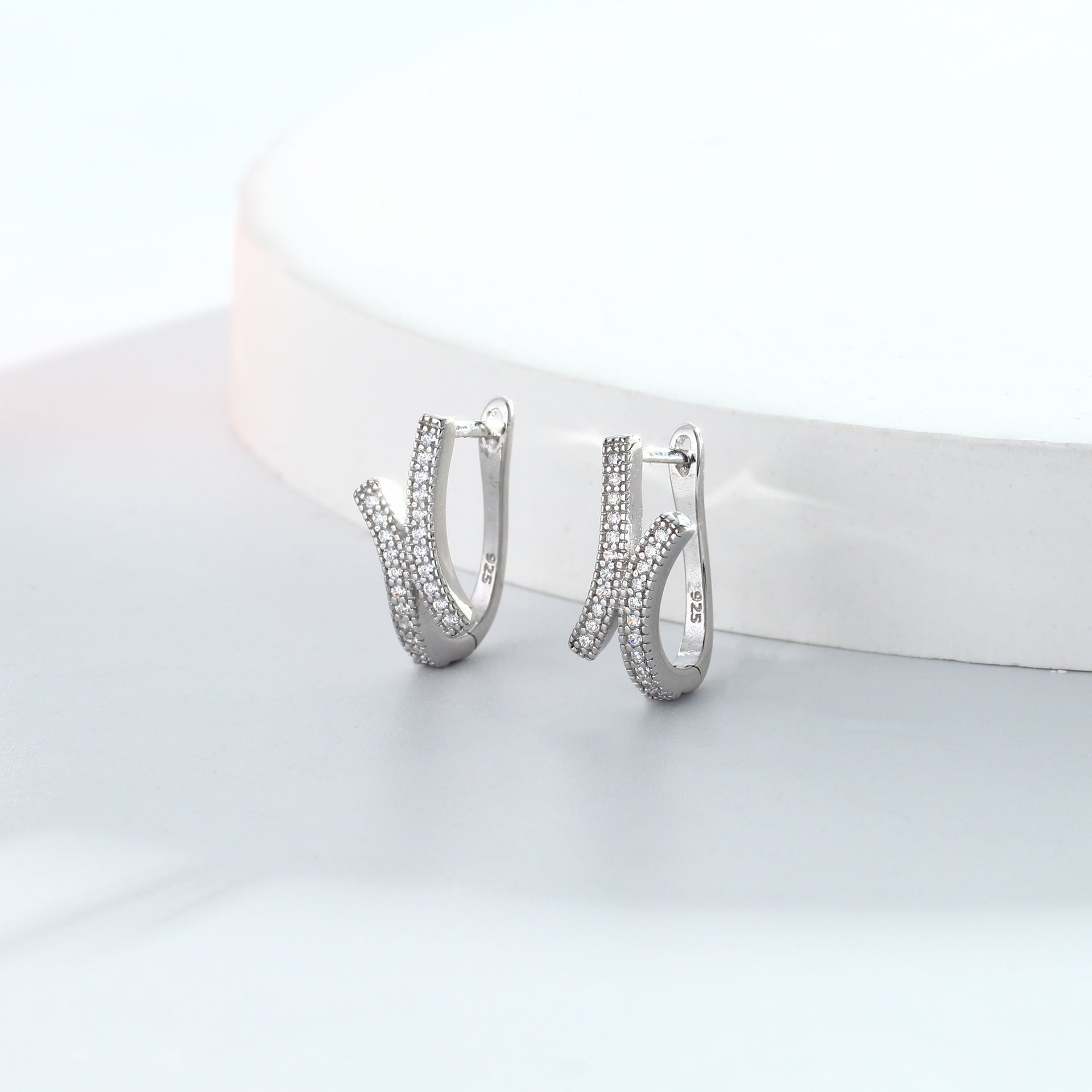 Damen Creolen mit elegantem Zirkonbesatz und modernem geschwungenem Design Shop Nory