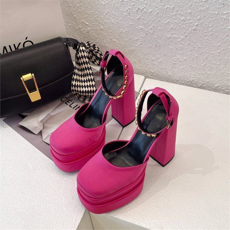 Damen Plateau-Pumps mit elegantem Plateau und goldenen Details Shopnory