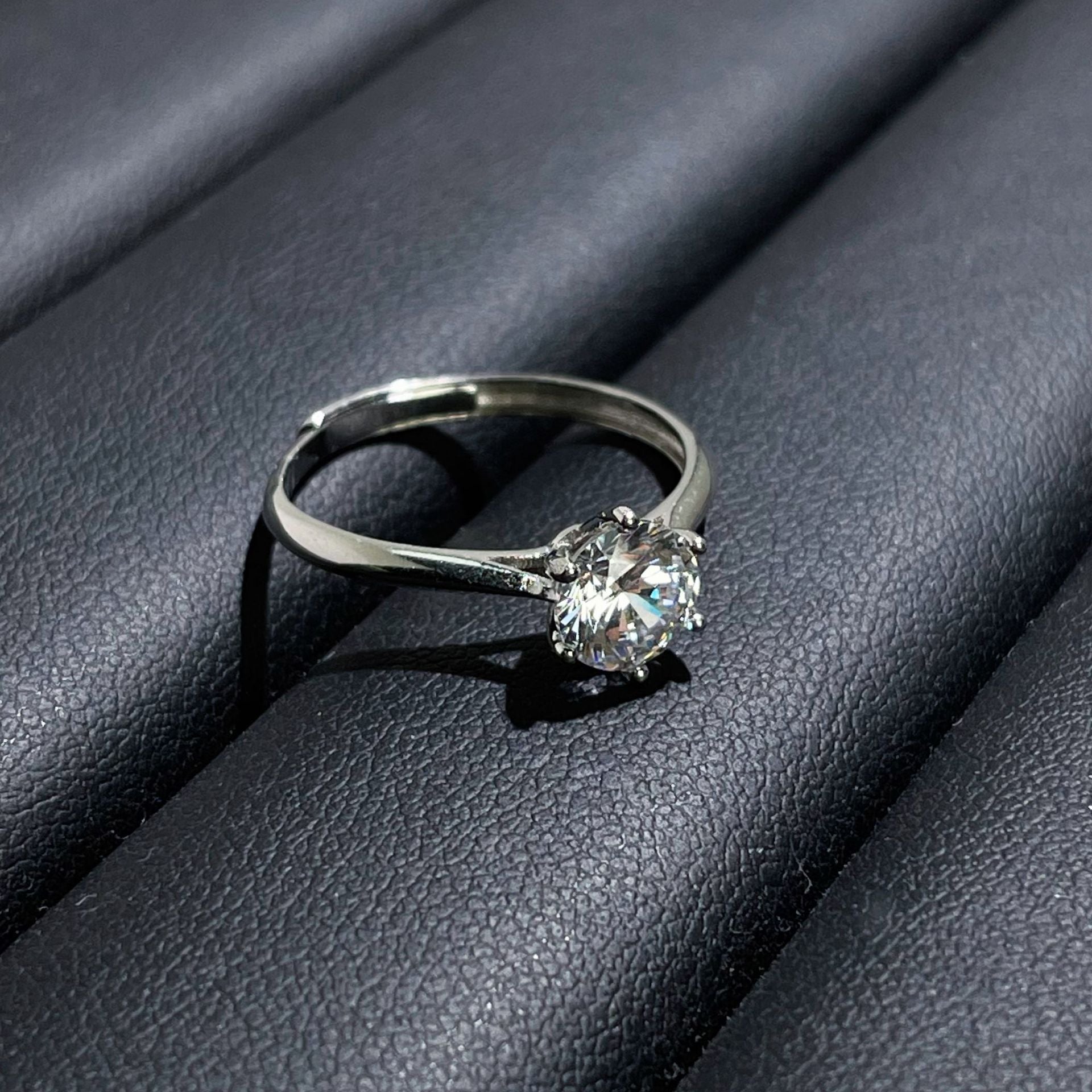 Damen eleganter Verlobungsring mit funkelndem Zirkonia Shop Nory