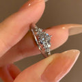 Damen eleganter Zirkonia-Verlobungsring mit funkelndem Design Shop Nory