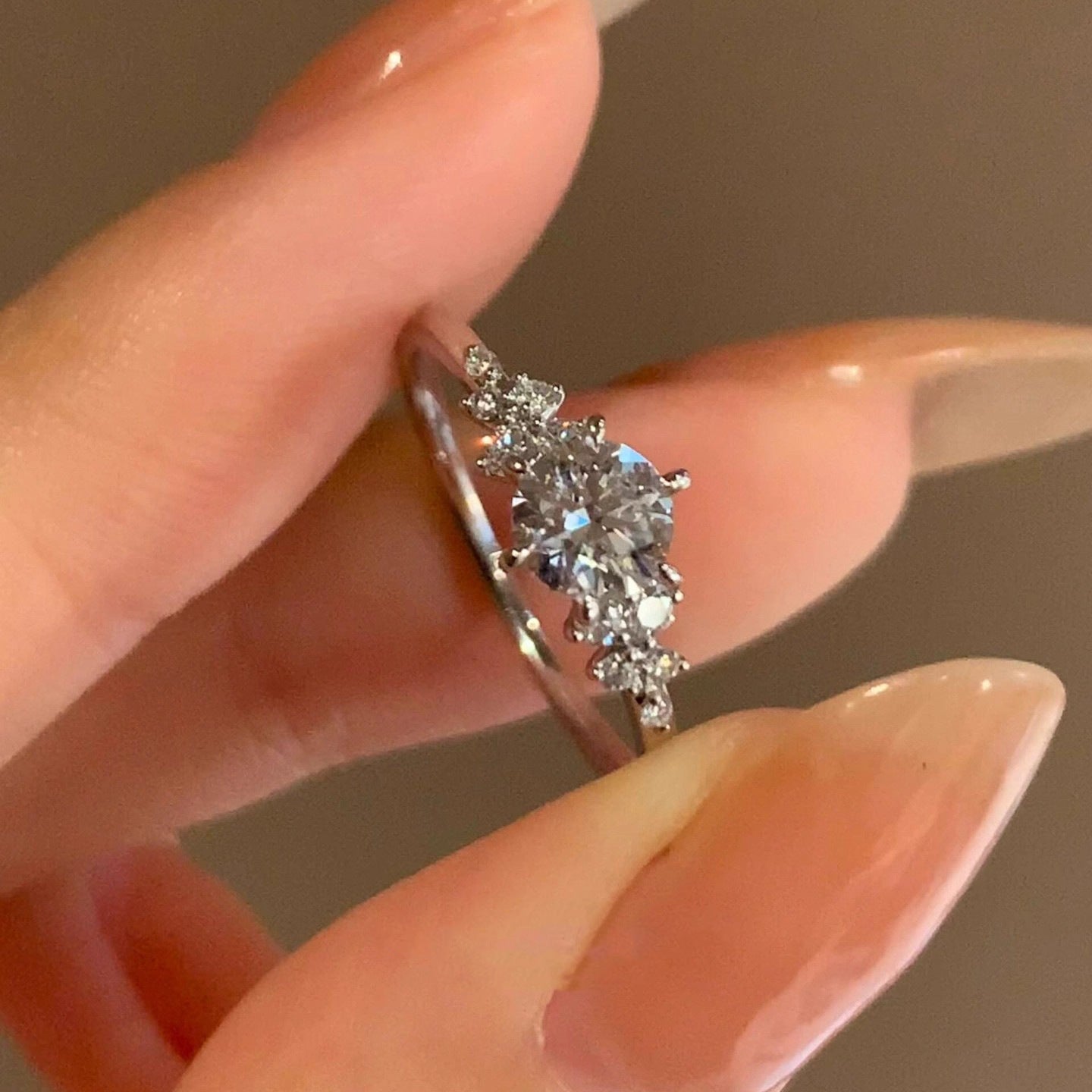 Damen eleganter Zirkonia-Verlobungsring mit funkelndem Design Shop Nory