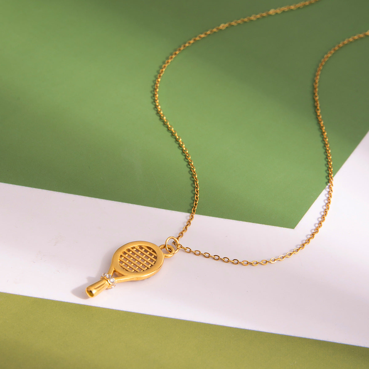 Damen Halskette mit Tennis-Schläger-Anhänger und funkelnden Kristall-Akzenten Shop Nory