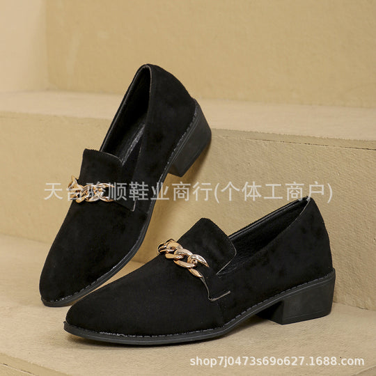 Damen Veloursleder-Loafer mit goldener Kettenapplikation und kleinem Blockabsatz Shop Nory