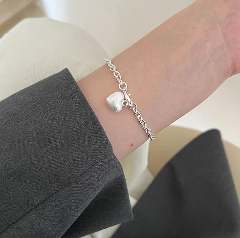Damen Armband mit herzförmigem Anhänger und eleganter Gliederkette Shop Nory