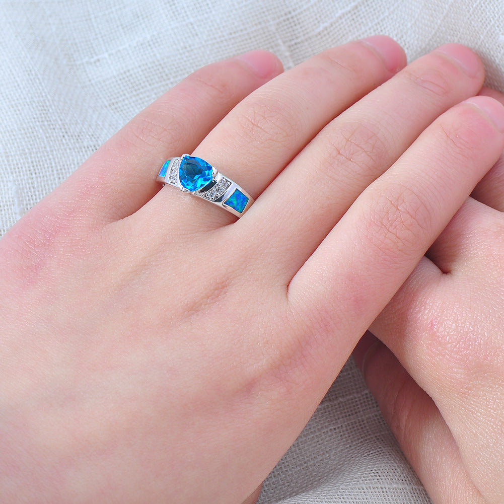 Damen Ring mit kunstvollem, dreieckigem Aquamarin und glitzernden Zirkonia-Elementen Shop Nory