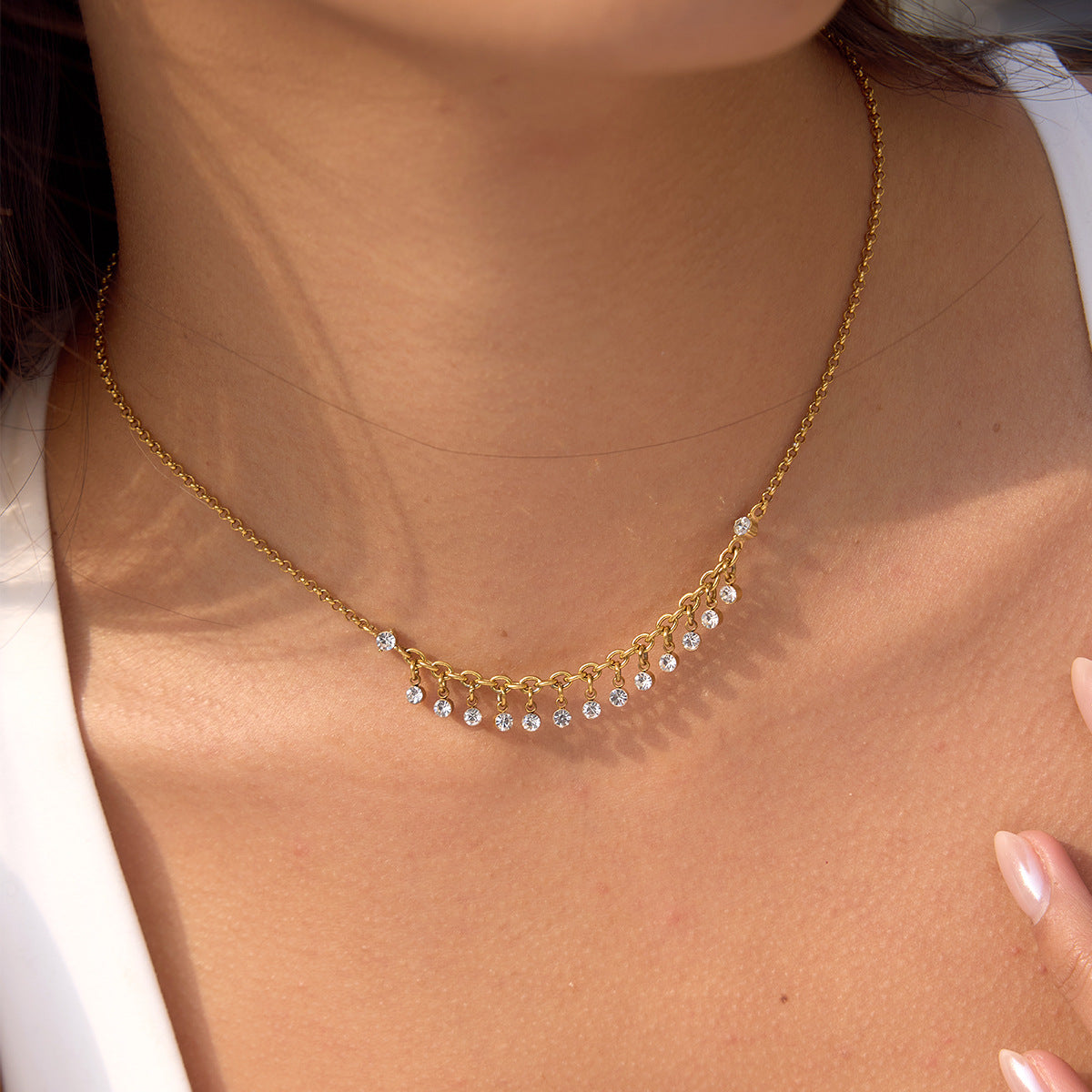 Damen Halskette mit funkelnden Zirkonia-Anhängern und elegantem Kettenmuster Shop Nory