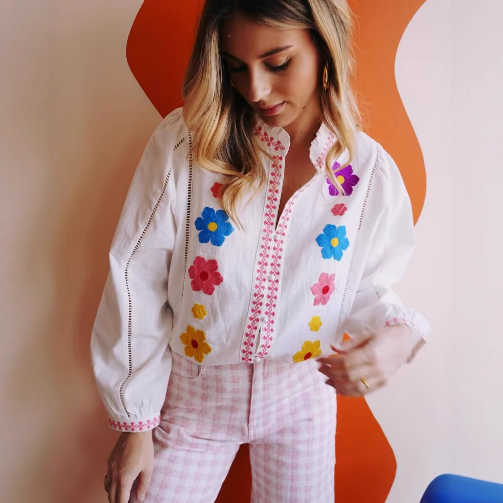 Damen Bluse mit bunten Stickereien und romantischem Rüschendesign