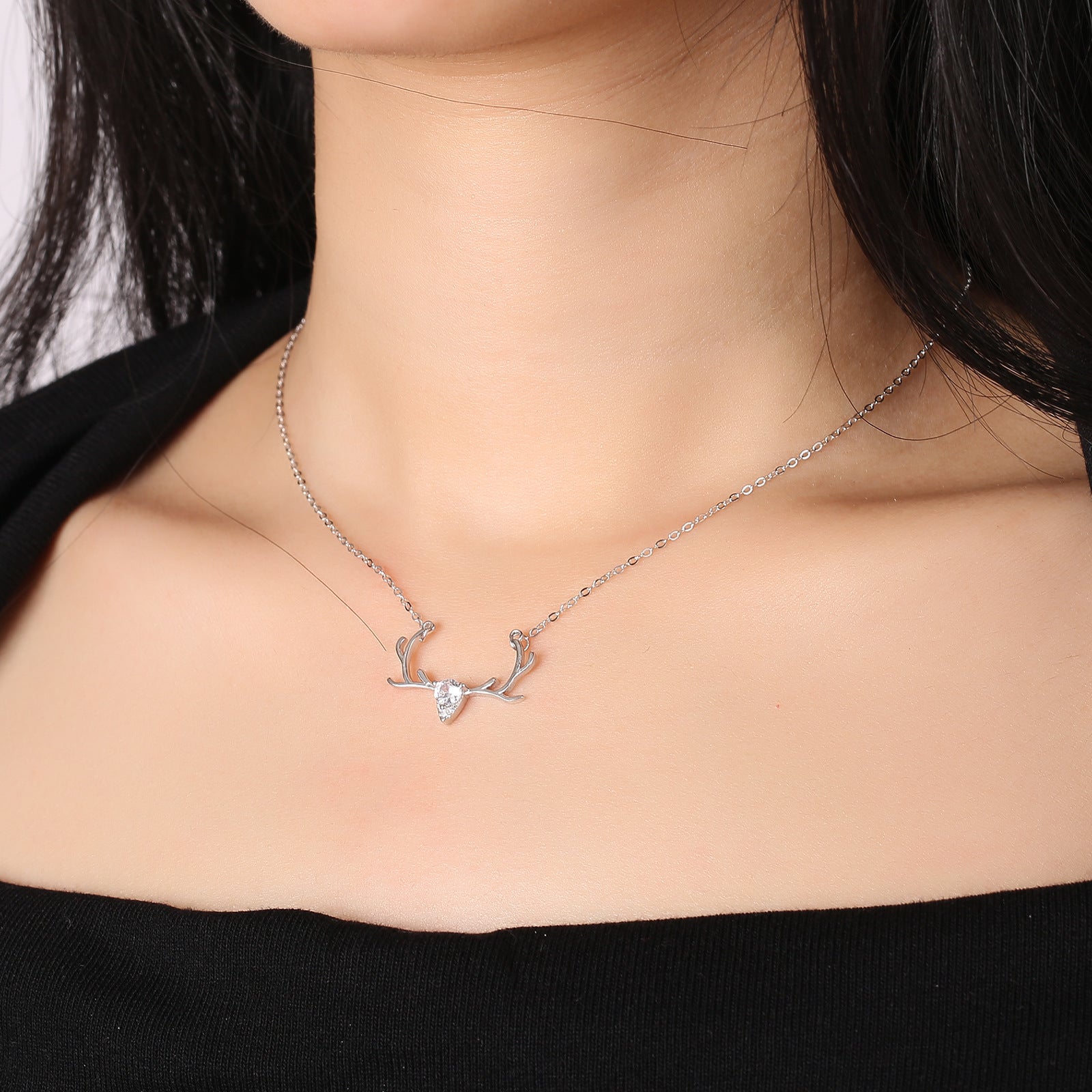 Damen filigrane Halskette mit elegantem Geweih-Anhänger Shop Nory