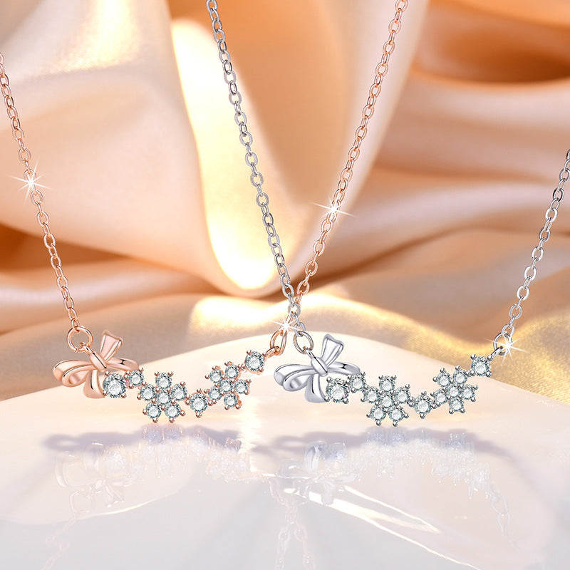 Damen Halskette mit funkelndem Blumendesign und elegantem Schleifenanhänger Shop Nory