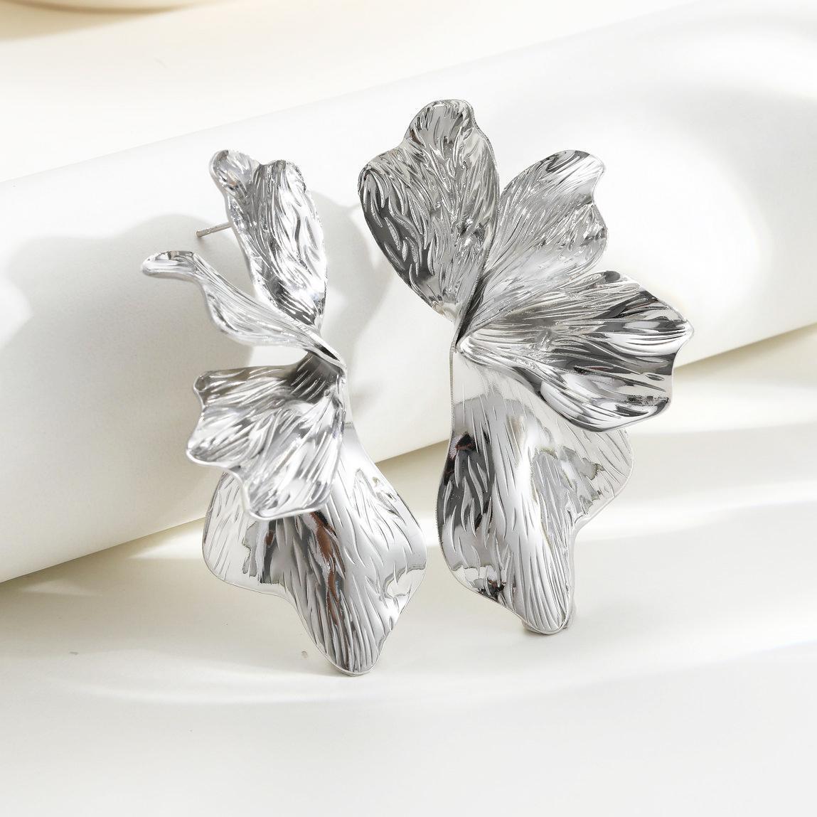 Damenohrringe mit floralen Motiven und glänzender Oberfläche Shop Nory