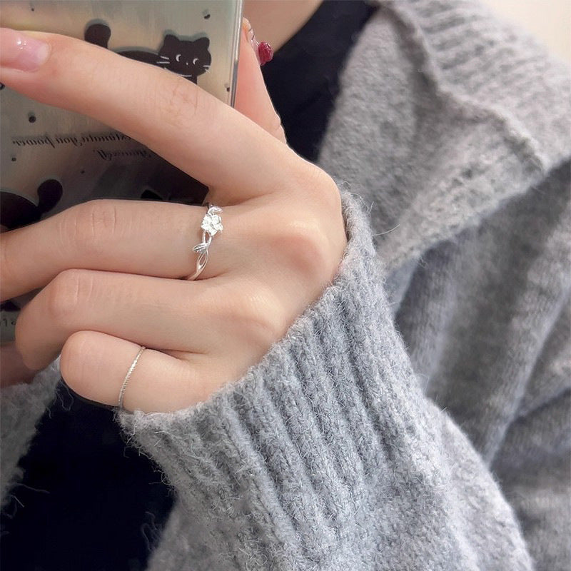 Damen filigraner Ring mit Blumendesign und elegantem Blattmotiv Shop Nory