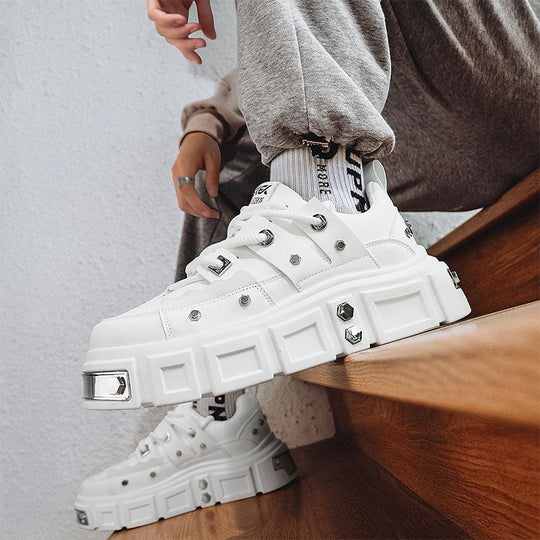 Damen Plateau-Sneaker mit dekorativen Metallnieten und strukturiertem Overlayer Shopy Nory