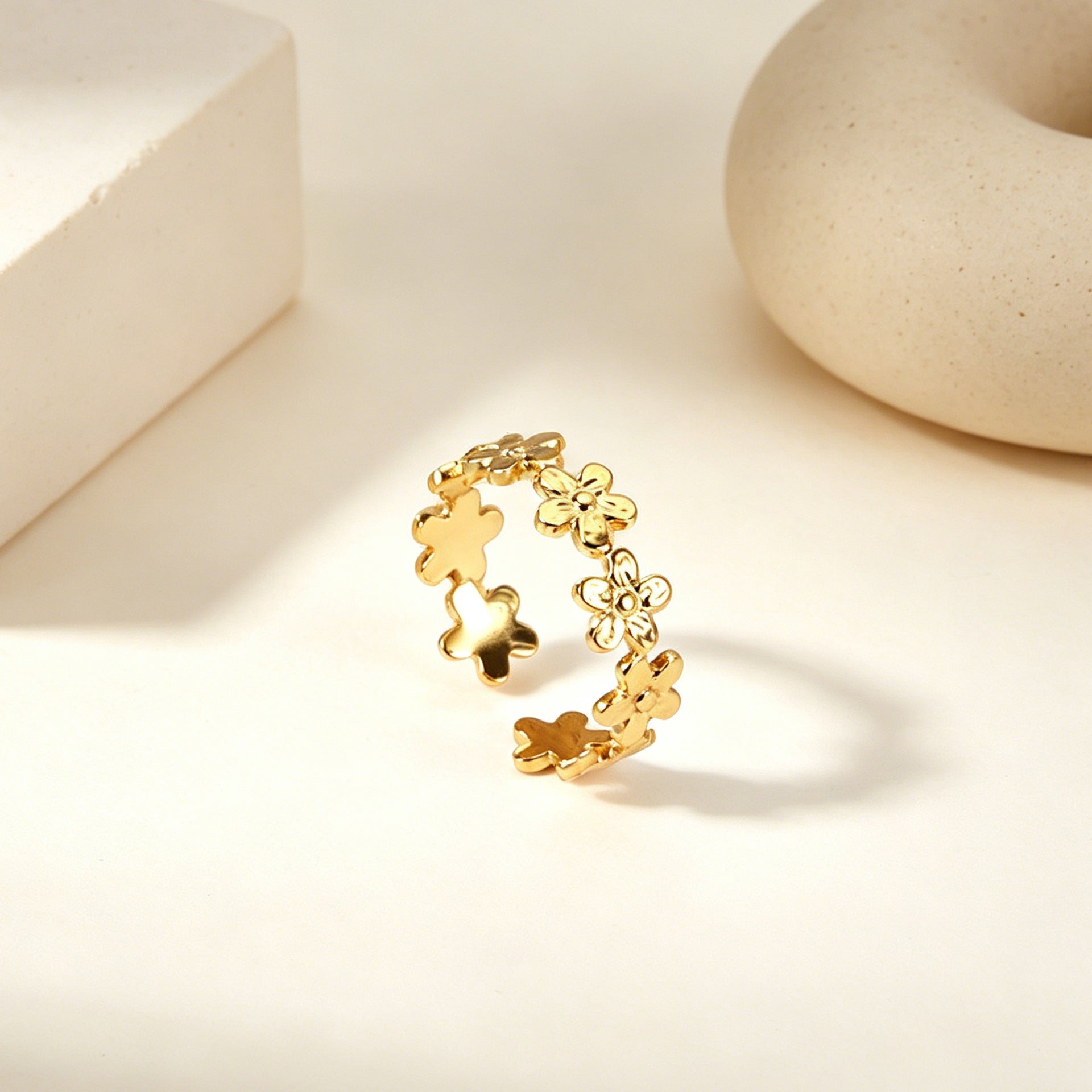 Damen verspielter Ring aus antibakteriellem Edelstahl mit Blumenmotiven Shop Nory