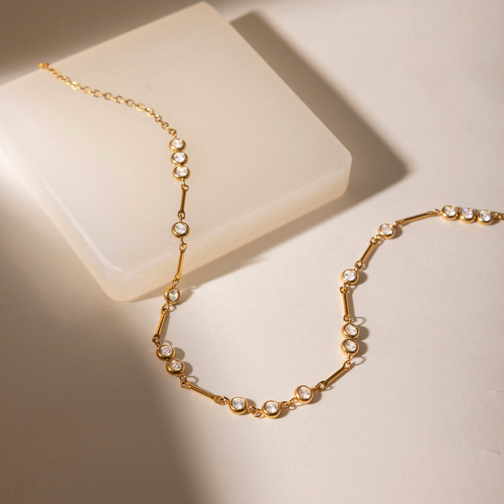 Damen Halskette mit funkelnden Zirkonia und elegantem Edelstahldesign Shop Nory