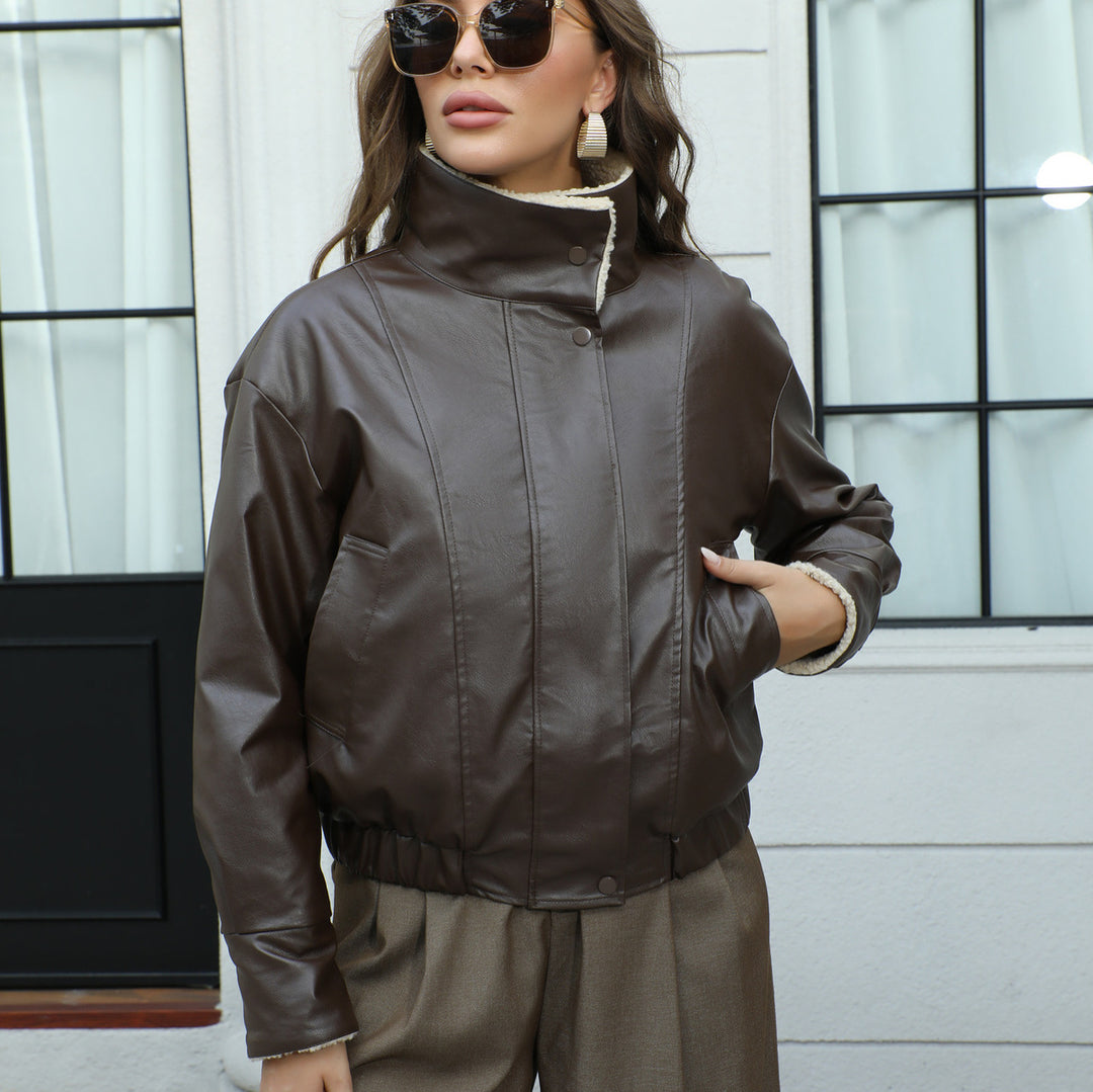 Damen Kurzgeschnittene Kunstlederjacke mit Teddykragen und Druckknöpfen Shop Nory