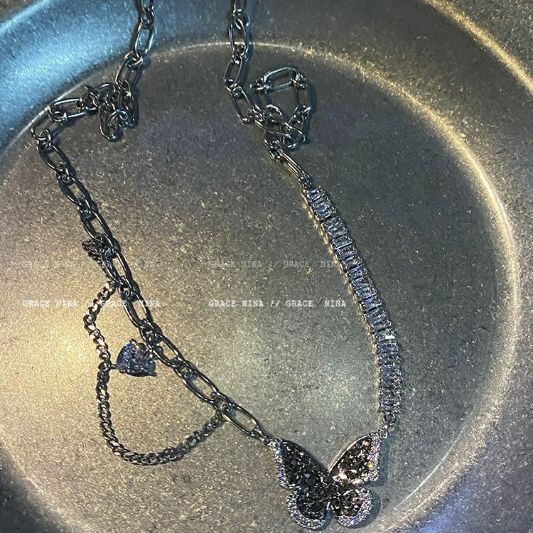 Damen Halskette mit filigranem Schmetterlingsanhänger und funkelnden Kristallakzenten Shop Nory