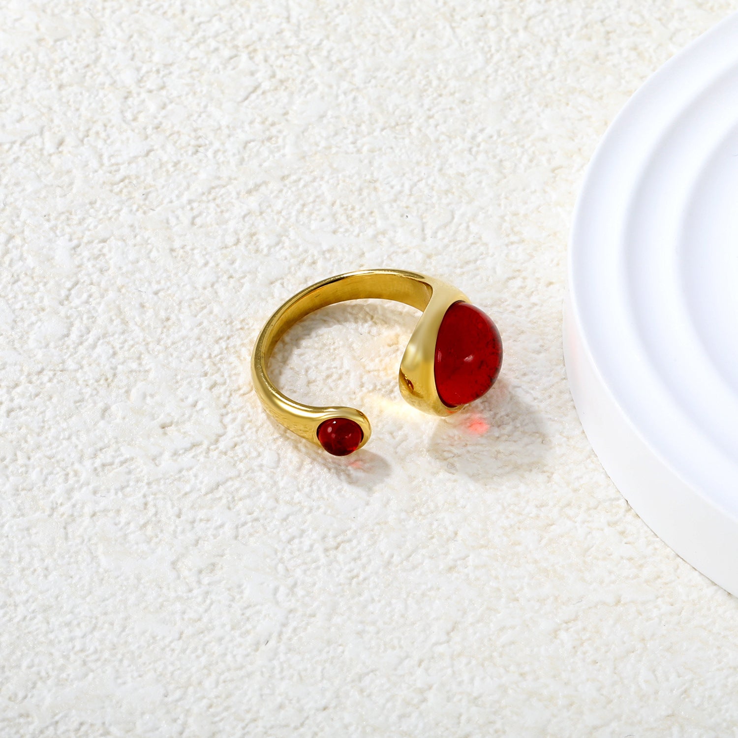 Damen Ring mit verstellbarem Design und funkelnden roten Kristallen Shop Nory