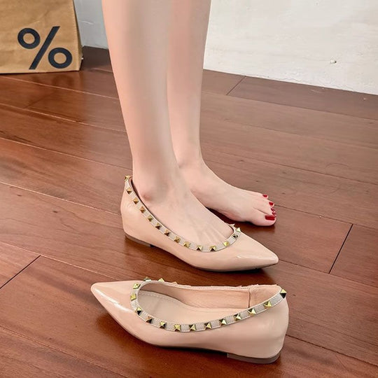 Damen Flache spitz zulaufende Lack-Ballerinas mit gepolstertem Komfortfußbett und Nietenblende Shop Nory