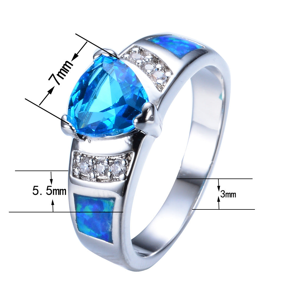 Damen Ring mit kunstvollem, dreieckigem Aquamarin und glitzernden Zirkonia-Elementen Shop Nory
