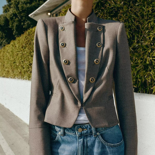 Damen Taillierter Cropped-Blazer mit Stehkragen und dekorativer Zierknopfleiste Shop Nory