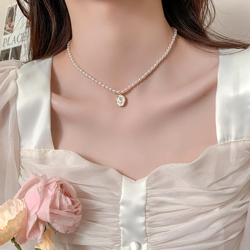 Damen Halskette mit eleganten Perlen und kunstvollem Medaillon Shop Nory