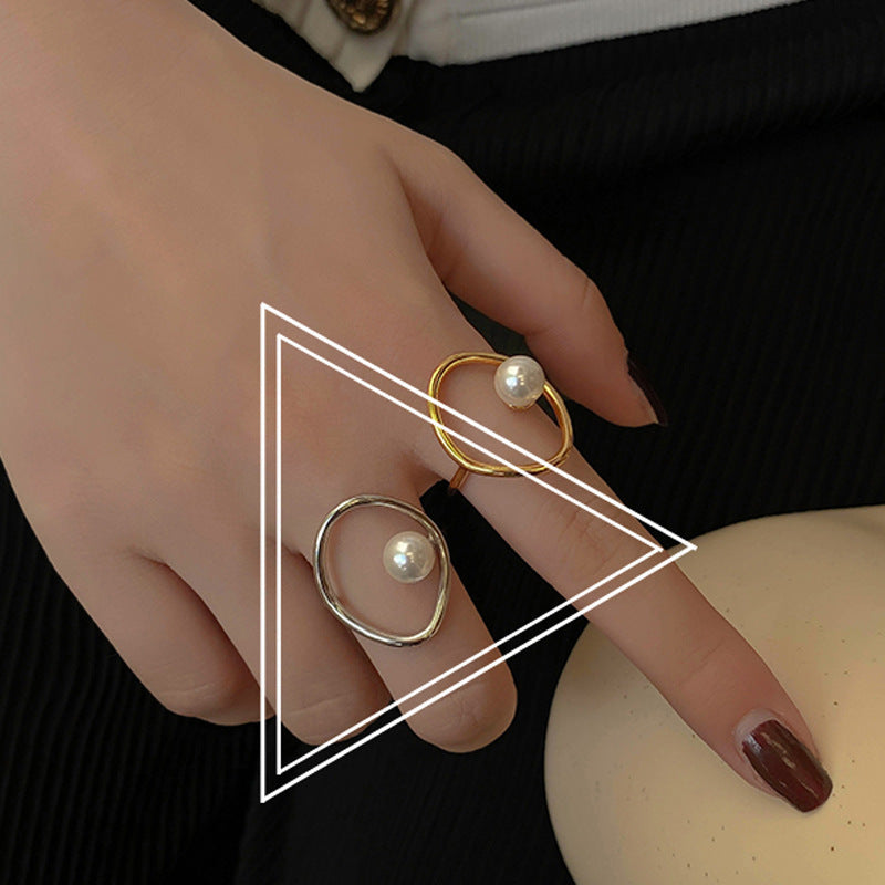 Damen Ring mit stilvollem Perlendesign und geschwungenem Rahmen Shop Nory
