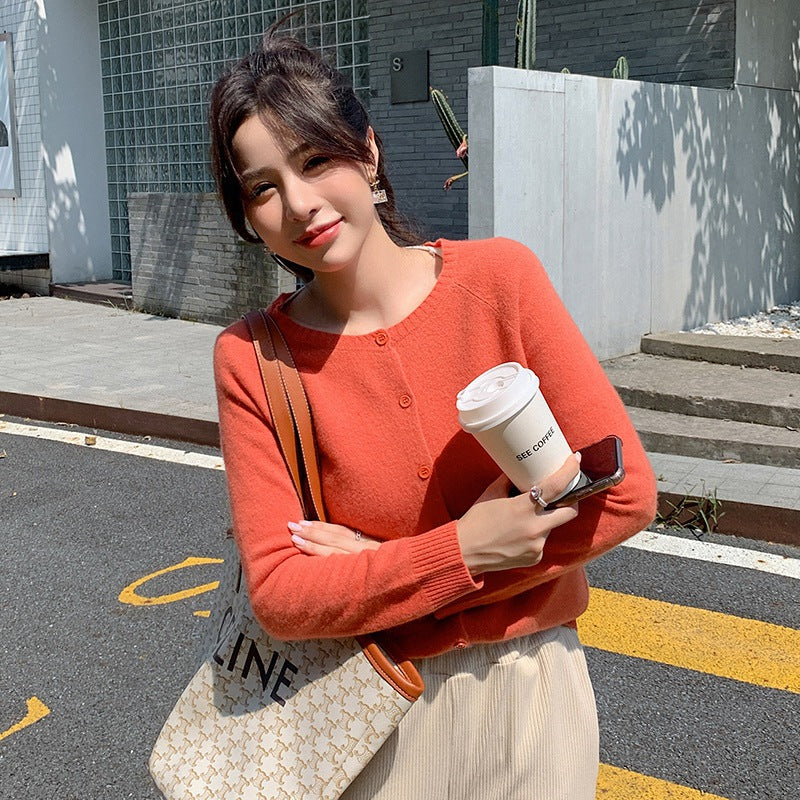 Damen Kurzgeschnittener Feinstrick-Cardigan mit Rundhalsausschnitt und kastiger Passform Shop Nory
