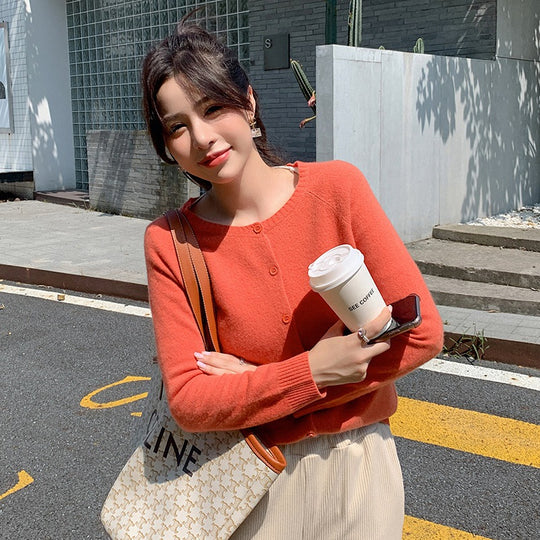 Damen Kurzgeschnittener Feinstrick-Cardigan mit Rundhalsausschnitt und kastiger Passform Shop Nory