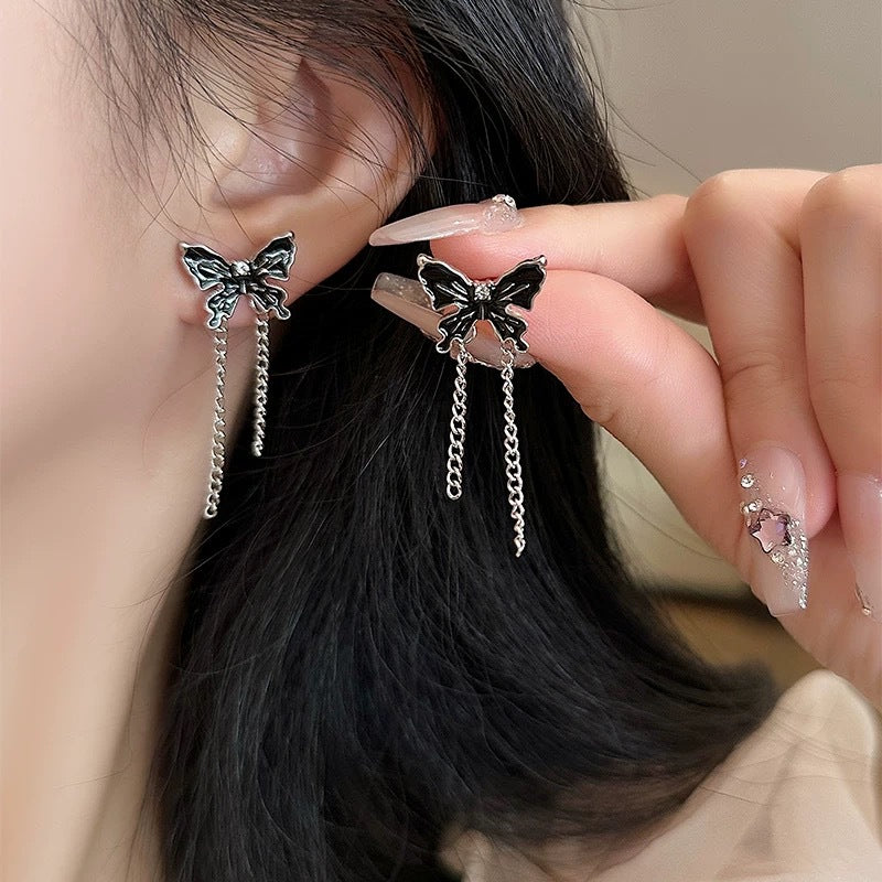Damen Ohrstecker mit kunstvollem Schmetterlingsdesign und filigranen Kettendetails Shop Nory