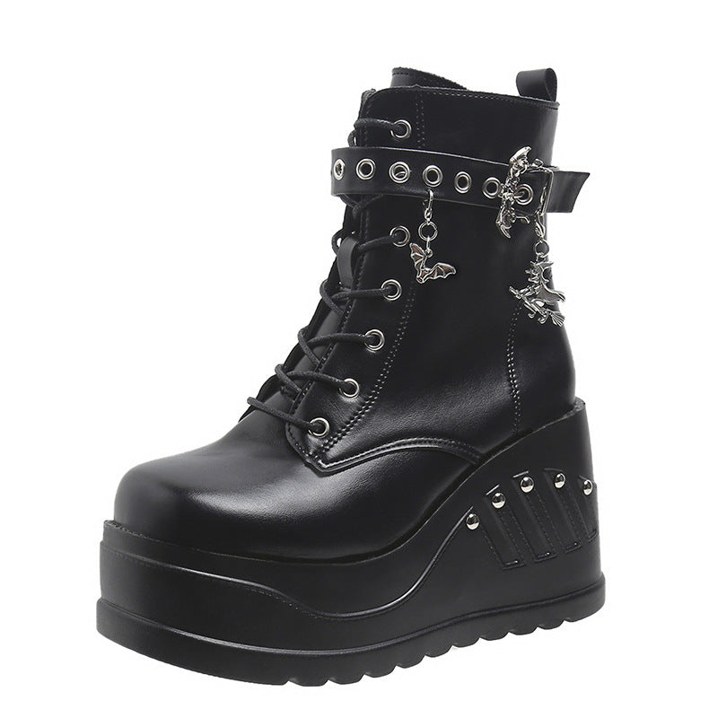 Damen nan Gothic Plateau-Stiefelette mit Schnürung, Ösenriemen und Anhänger-Details Shop Nory