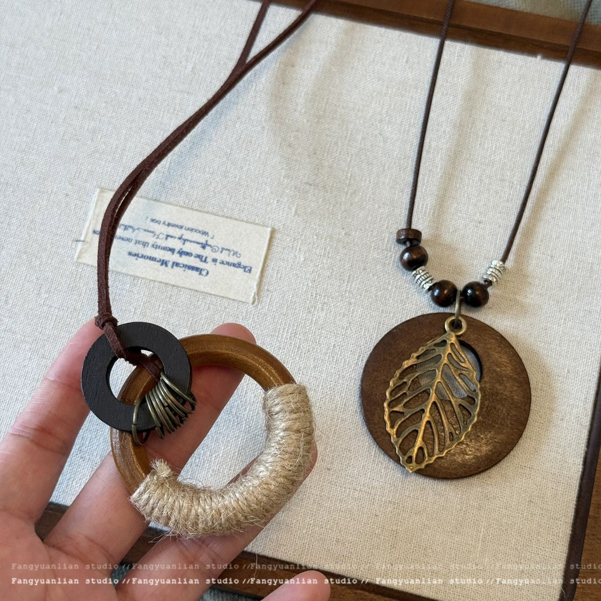Damen Halskette mit kunstvollem Blattanhänger und edlen Holzperlen Shop Nory