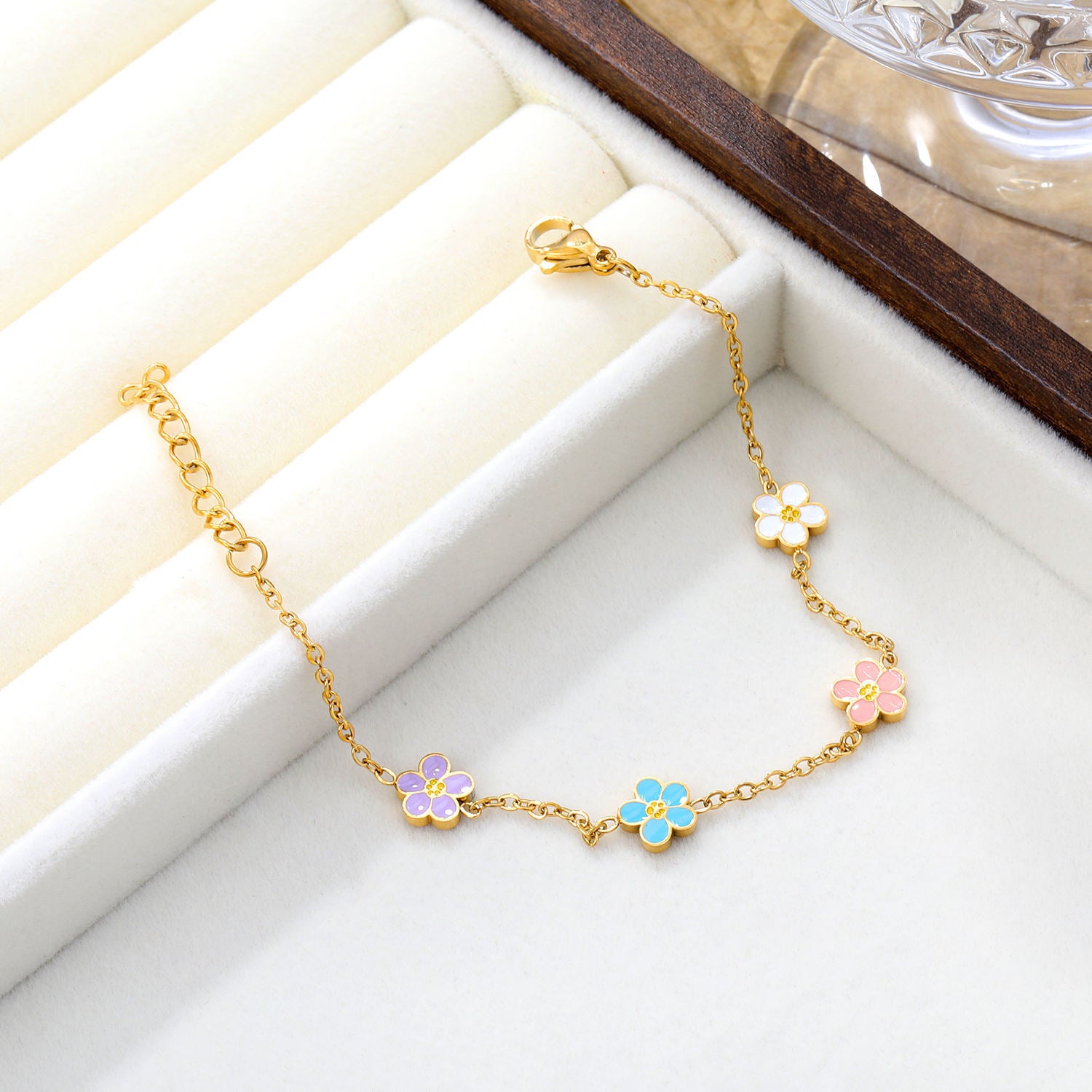 Damen Armband mit bunten Blütenanhängern und luxuriöser Goldbeschichtung Shop Nory