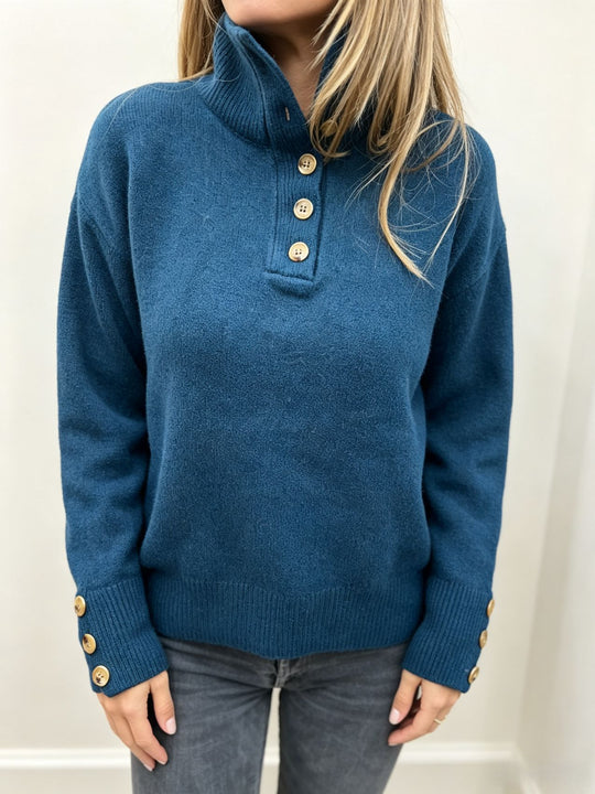 Damen Strickpullover mit hohem Knopfkragen, dekorativer Frontleiste und Zierknöpfen Shop Nory