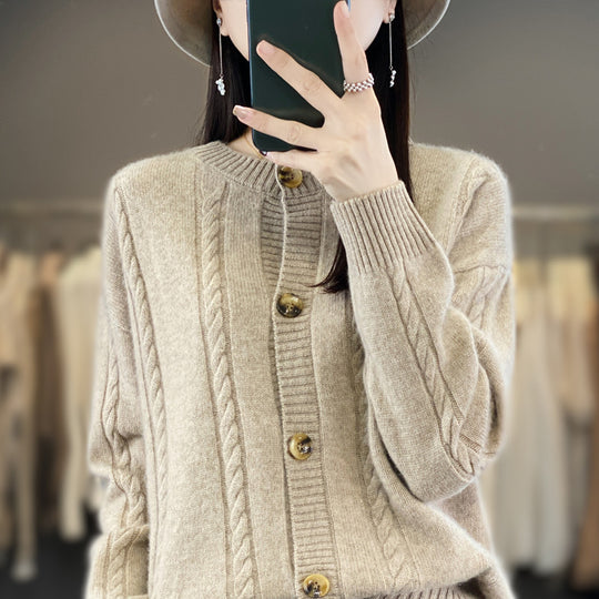 Damen Kaschmirähnlicher Zopfmuster‑Cardigan mit Rundhals und Hornoptikknöpfen Shop Nory