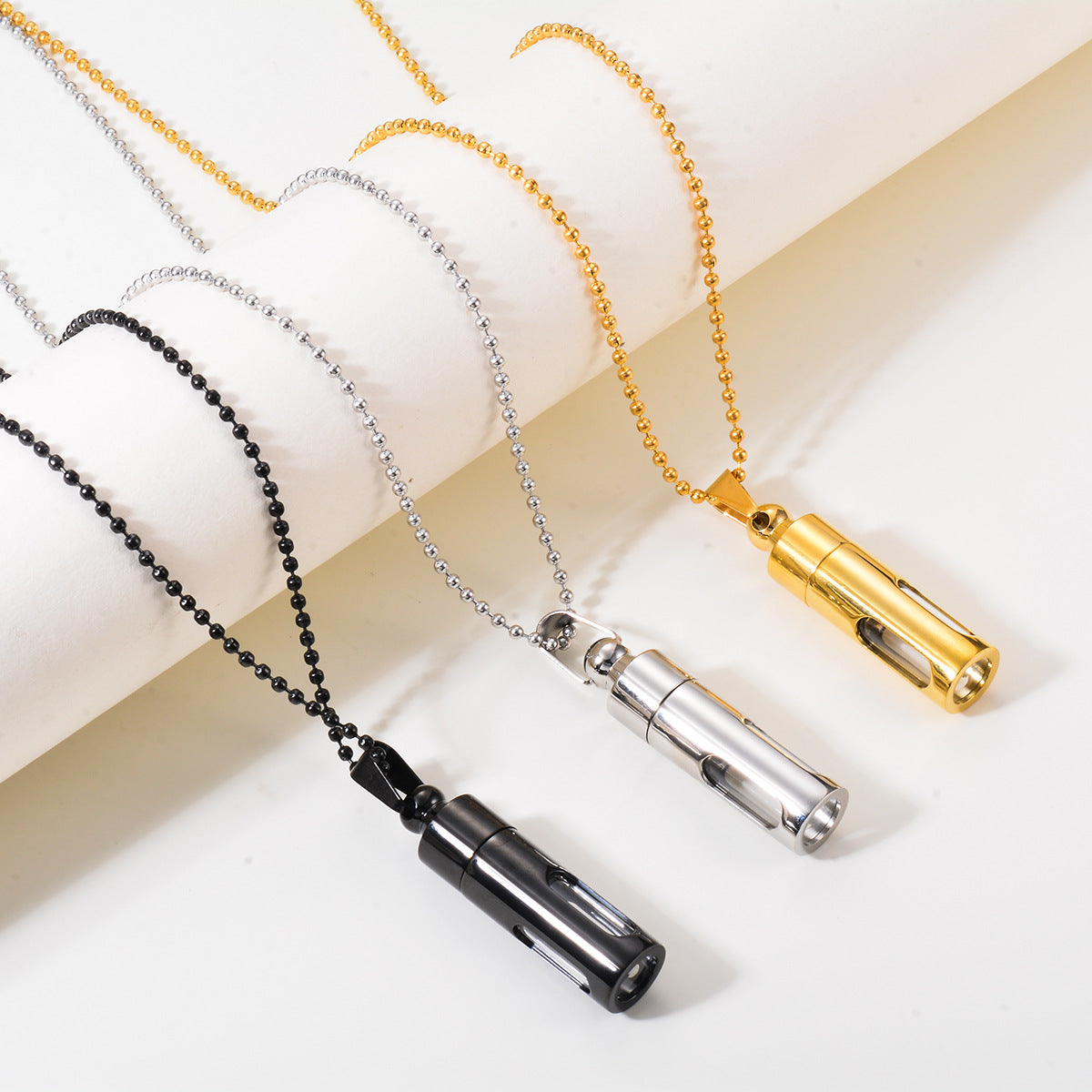 Damen eleganter Medaillon-Anhänger mit hochwertigem Verschluss und sichtbarem Innenraum Shop Nory