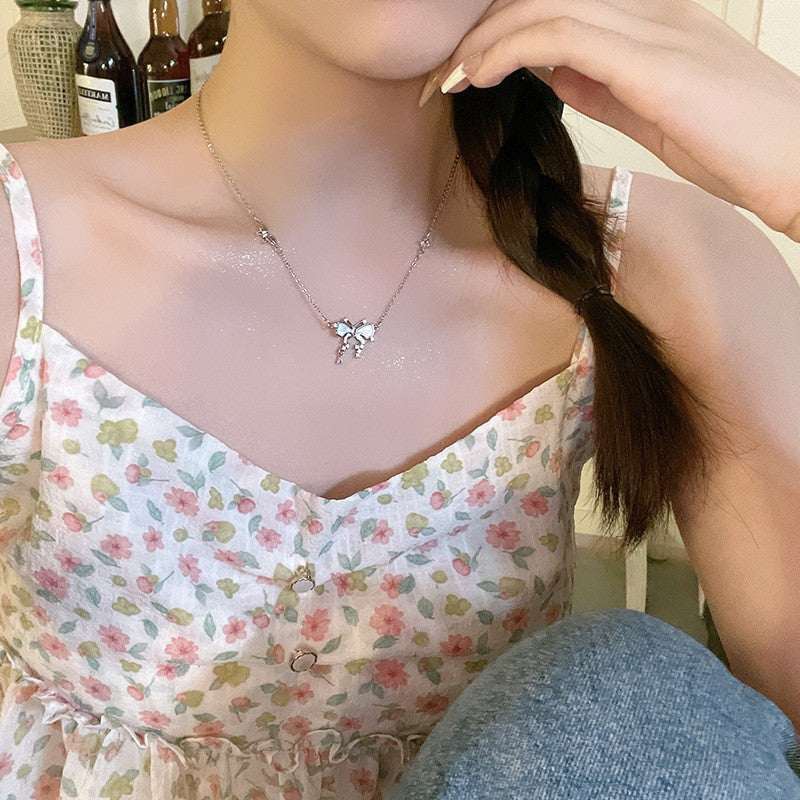 Damen Halskette mit filigranem Schmetterlingsdesign und zarten Akzenten Shop Nory