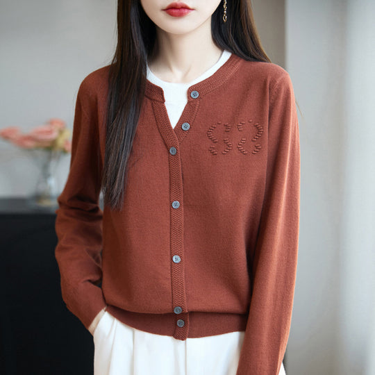Damen Kurzer Feinstrick-Cardigan mit V‑Schlitzkragen, Rippenblende und dezentem Struktur‑Logo Shop Nory