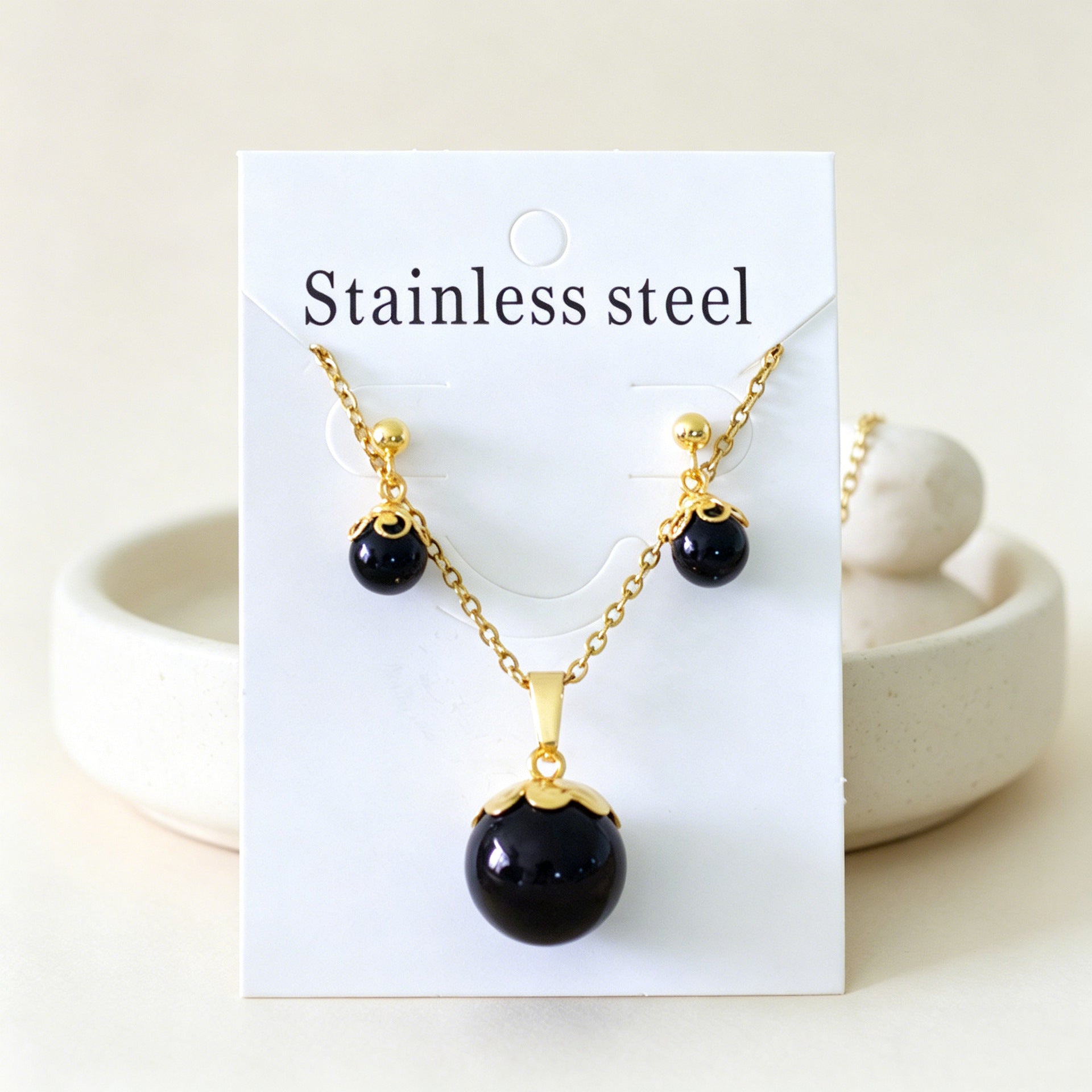 Damen Schmuckset mit goldplattiertem Anhänger und eleganten Perlenohrringen Shop Nory